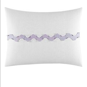 Vera Wang Ghost Flower Center Scallop
Breakfast Pillow. Color: white and blue